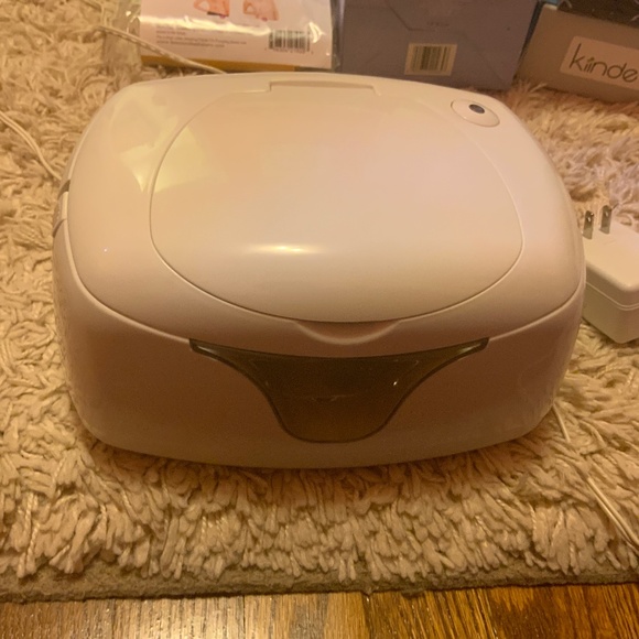Cute little baby wipe warmer with soft glow night light - Picture 1 of 3